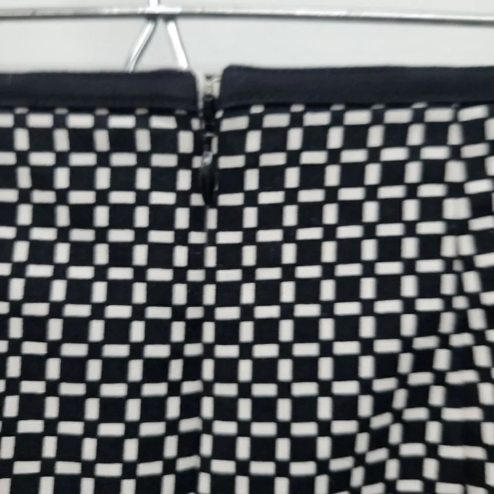 White House Black Market Geometrick Black & White Lined Pencil Skirt